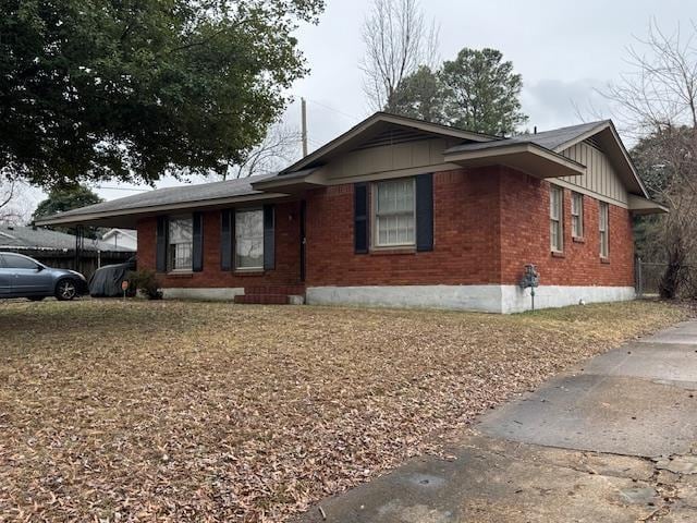 view of front facade with a carport