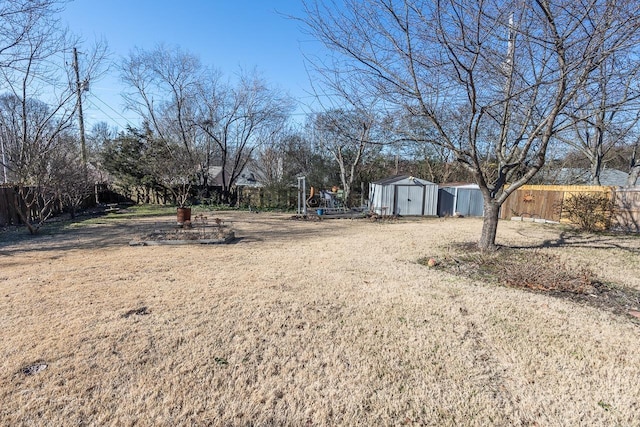 view of yard featuring a storage shed