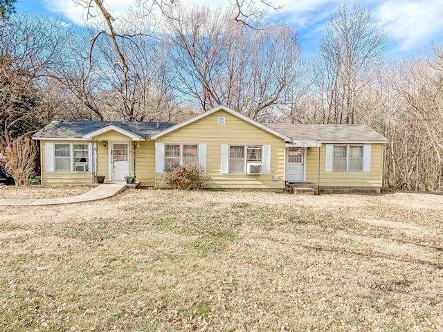 ranch-style home with entry steps and a front yard