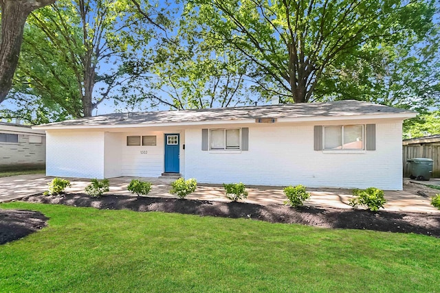 ranch-style house featuring a front yard