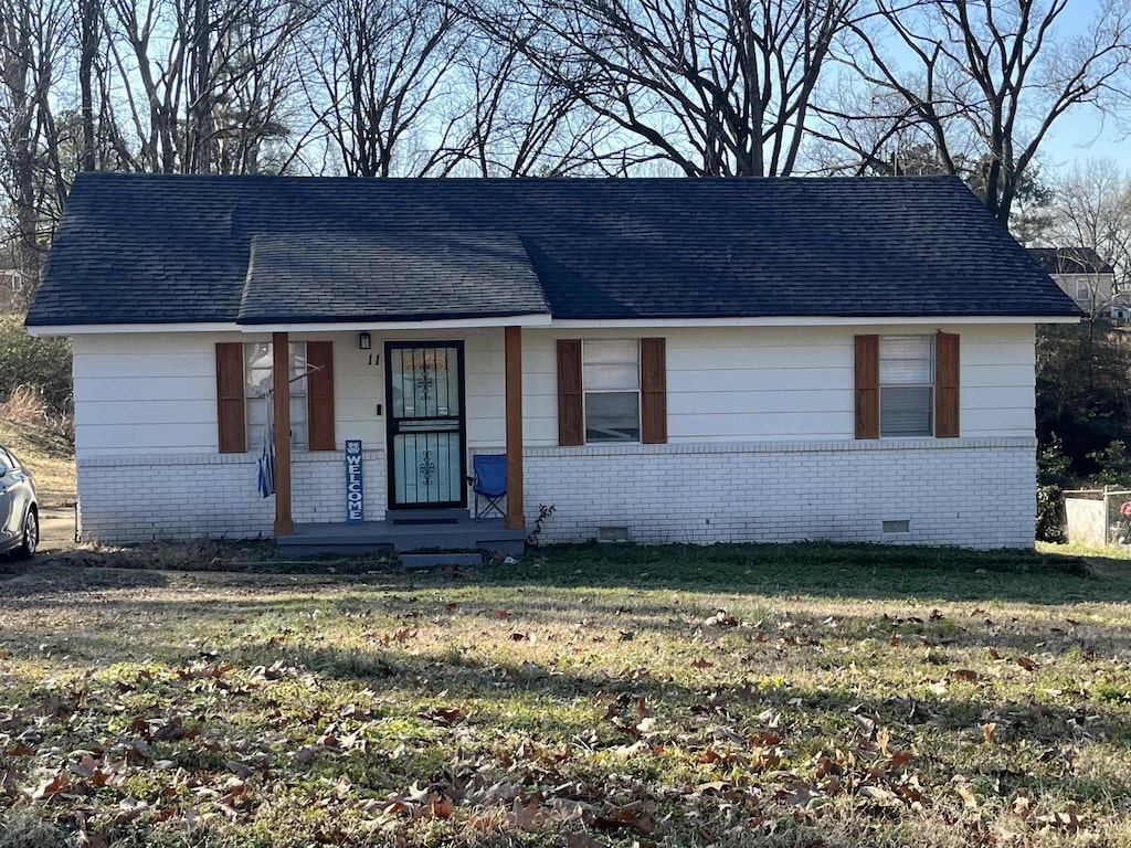 view of front of home featuring a front lawn