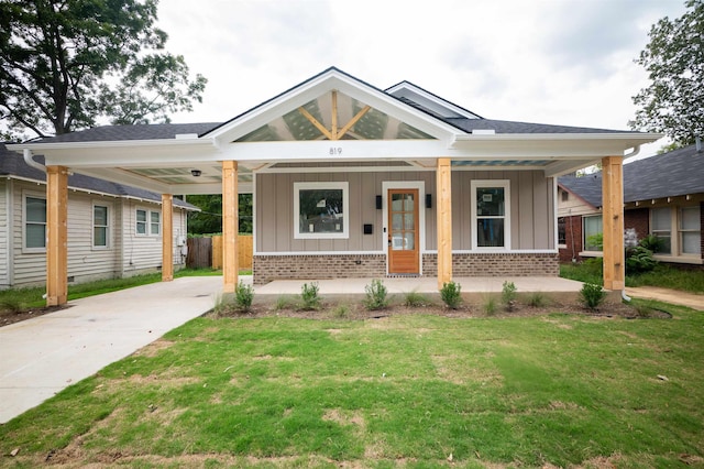 craftsman inspired home featuring a front lawn and a porch