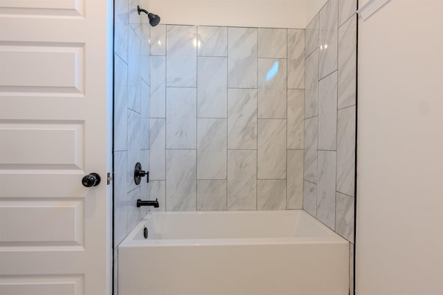 bathroom with tiled shower / bath combo