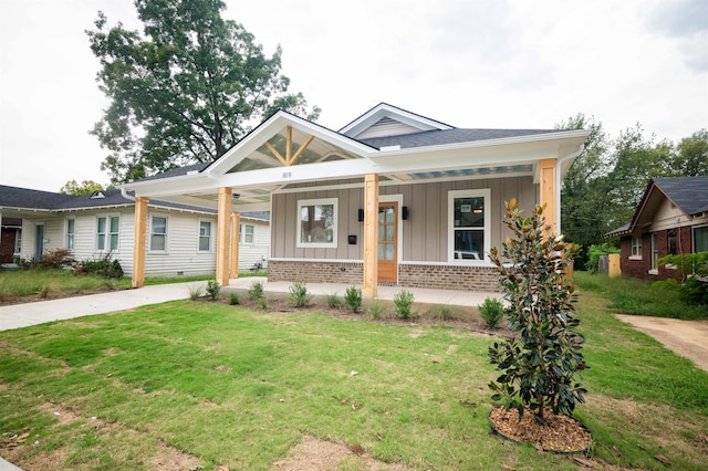 view of front of property featuring a front lawn and a porch