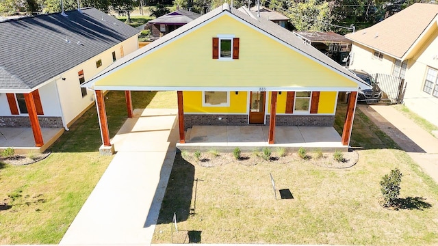 view of front facade featuring a front yard