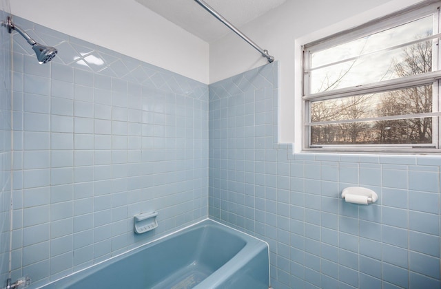 bathroom with tiled shower / bath