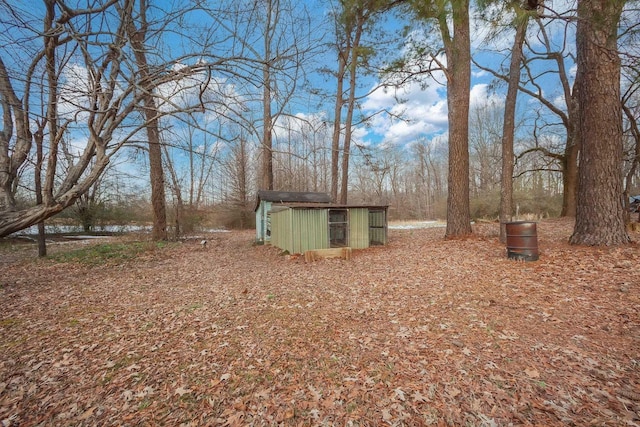 view of yard featuring a storage shed