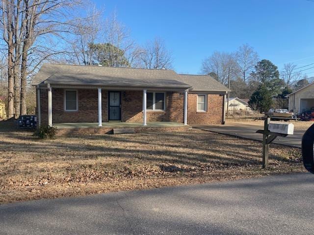 view of front of home featuring a porch and a front lawn