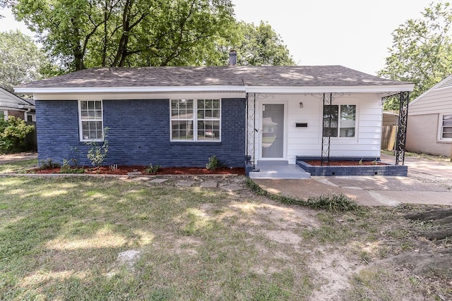 ranch-style house featuring a front lawn and a porch