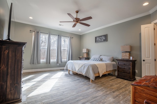 bedroom featuring crown molding, light hardwood / wood-style floors, and ceiling fan