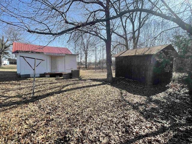 view of yard featuring a shed