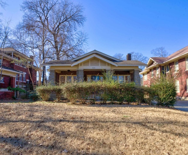 view of front of property featuring a front lawn