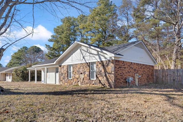 view of front of home featuring a front lawn