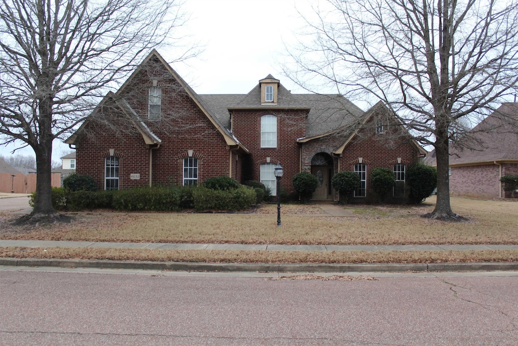 view of front of home featuring a front lawn