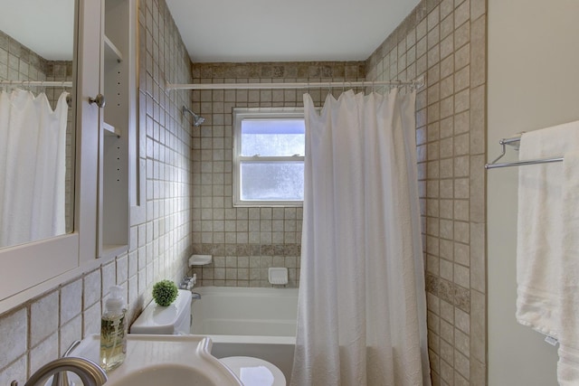 full bathroom with shower / tub combo with curtain, sink, decorative backsplash, and toilet