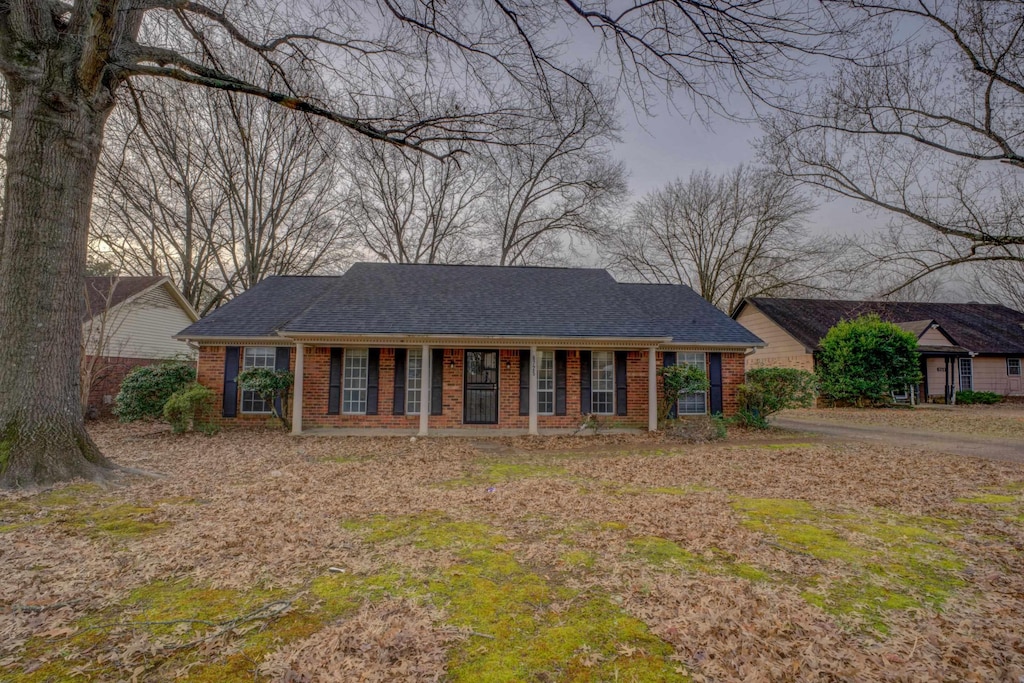 ranch-style home featuring a porch