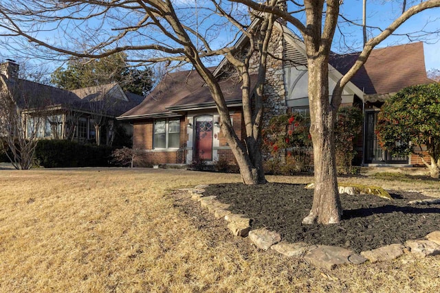 view of front of property with a front lawn