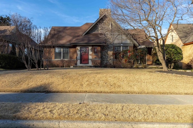 view of front of home featuring a front lawn