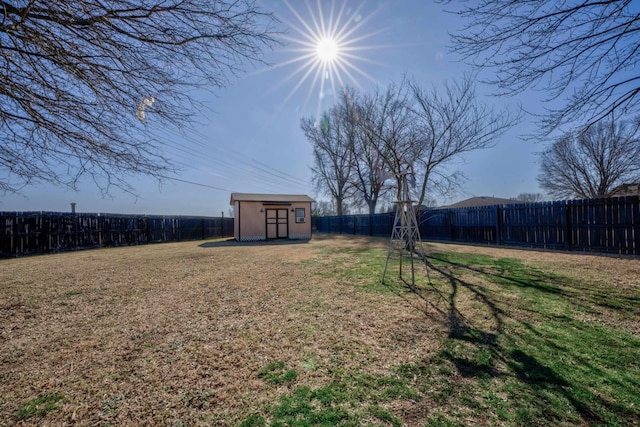 view of yard with a storage unit