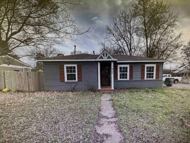 view of front facade featuring a yard