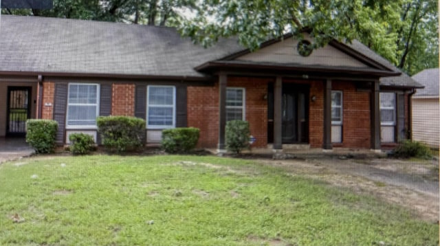 view of front of property featuring a front lawn