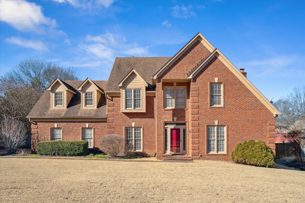 view of front of house featuring a front lawn