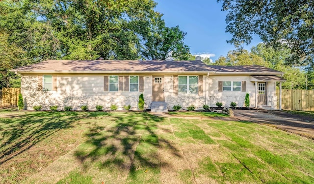 single story home with a front lawn