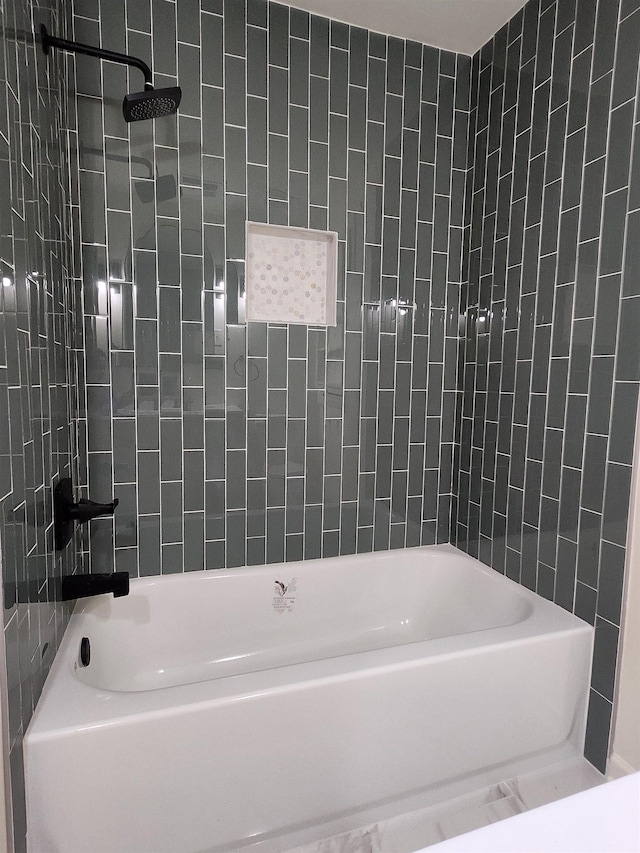 bathroom with tiled shower / bath