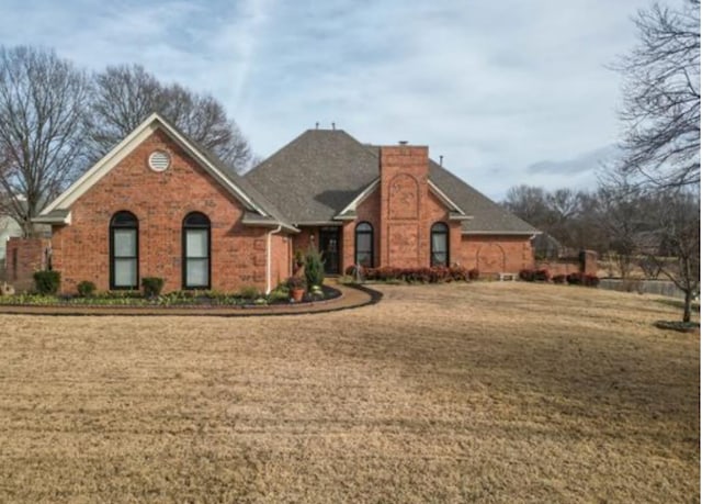 view of front of house featuring a front yard