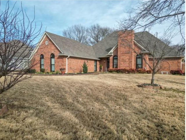 view of front facade featuring a front yard