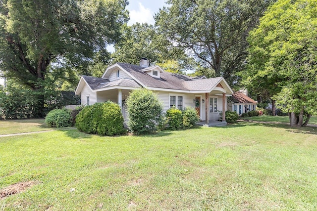 view of front facade with a front lawn