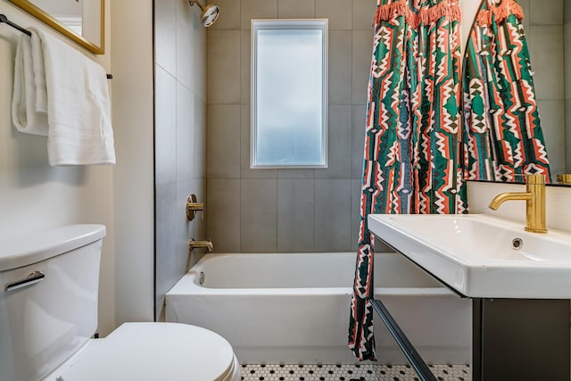 full bathroom featuring shower / bathtub combination with curtain, vanity, and toilet