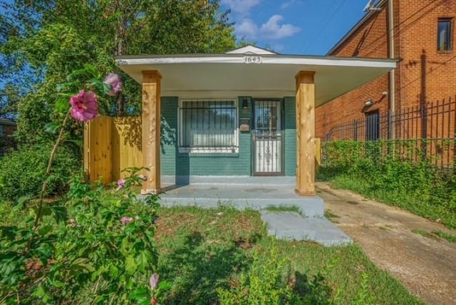 property entrance featuring covered porch