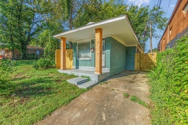 property entrance featuring a porch and a lawn