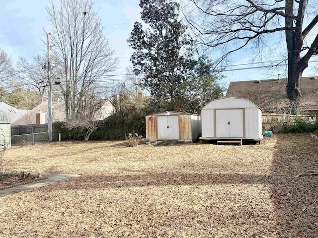 view of yard featuring a storage shed