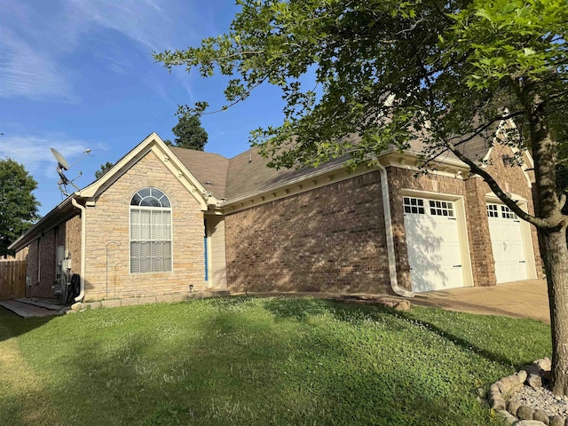 view of front facade with a front yard