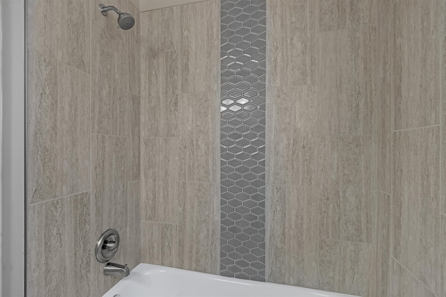 room details with tiled shower / bath combo