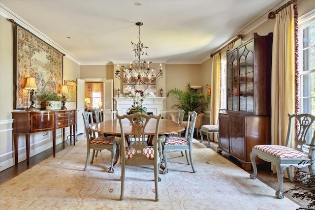 dining room featuring crown molding, light hardwood / wood-style flooring, and a notable chandelier