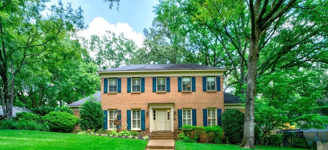 colonial house featuring a front yard