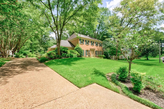 view of front of property featuring a front yard