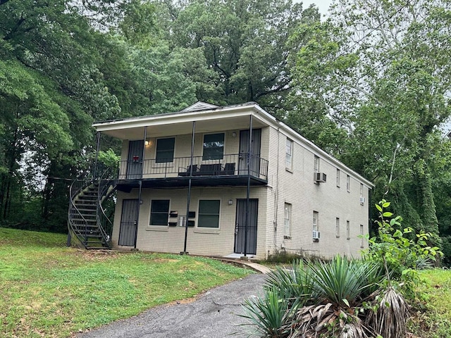 view of front of home with a front lawn