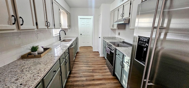 kitchen featuring stainless steel appliances, dark hardwood / wood-style floors, gray cabinets, and sink