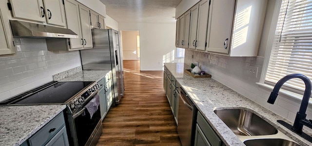 kitchen featuring dark wood-type flooring, appliances with stainless steel finishes, gray cabinets, and sink