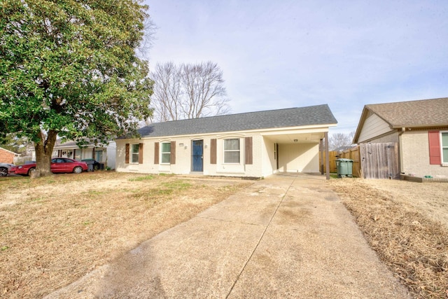 ranch-style home featuring a front lawn