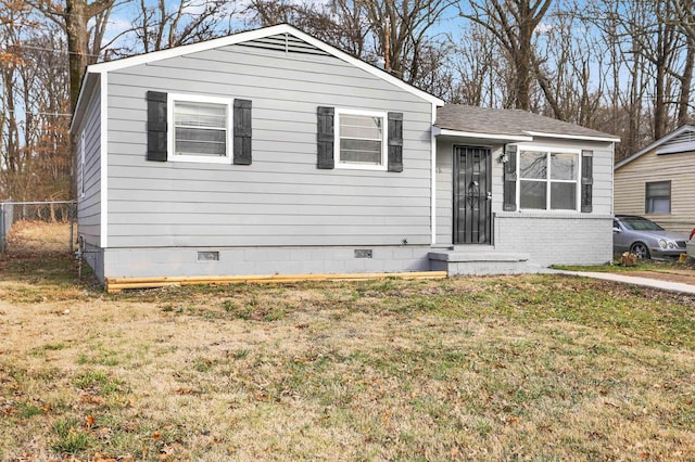 view of front of house featuring a front lawn