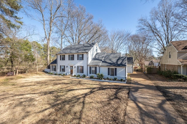 view of front of house featuring a front yard