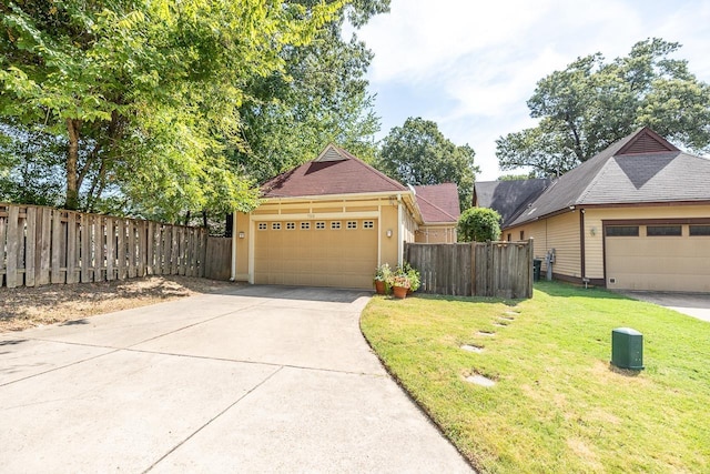 view of front of house featuring a front yard