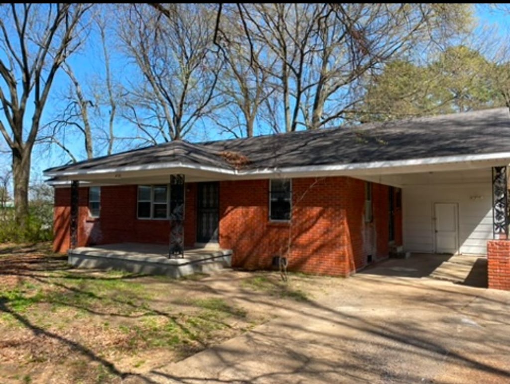 single story home with a carport