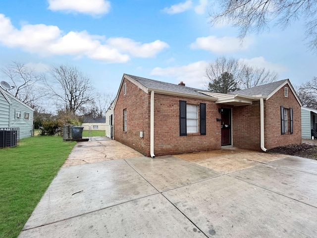 ranch-style house featuring central AC and a front lawn