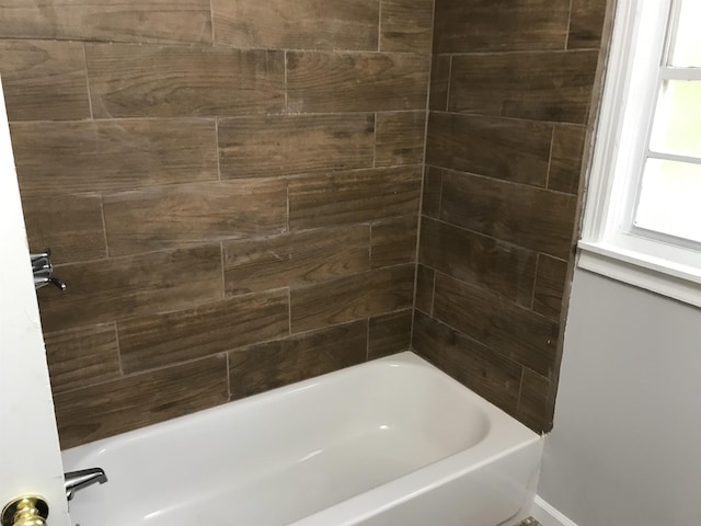 bathroom featuring tiled shower / bath